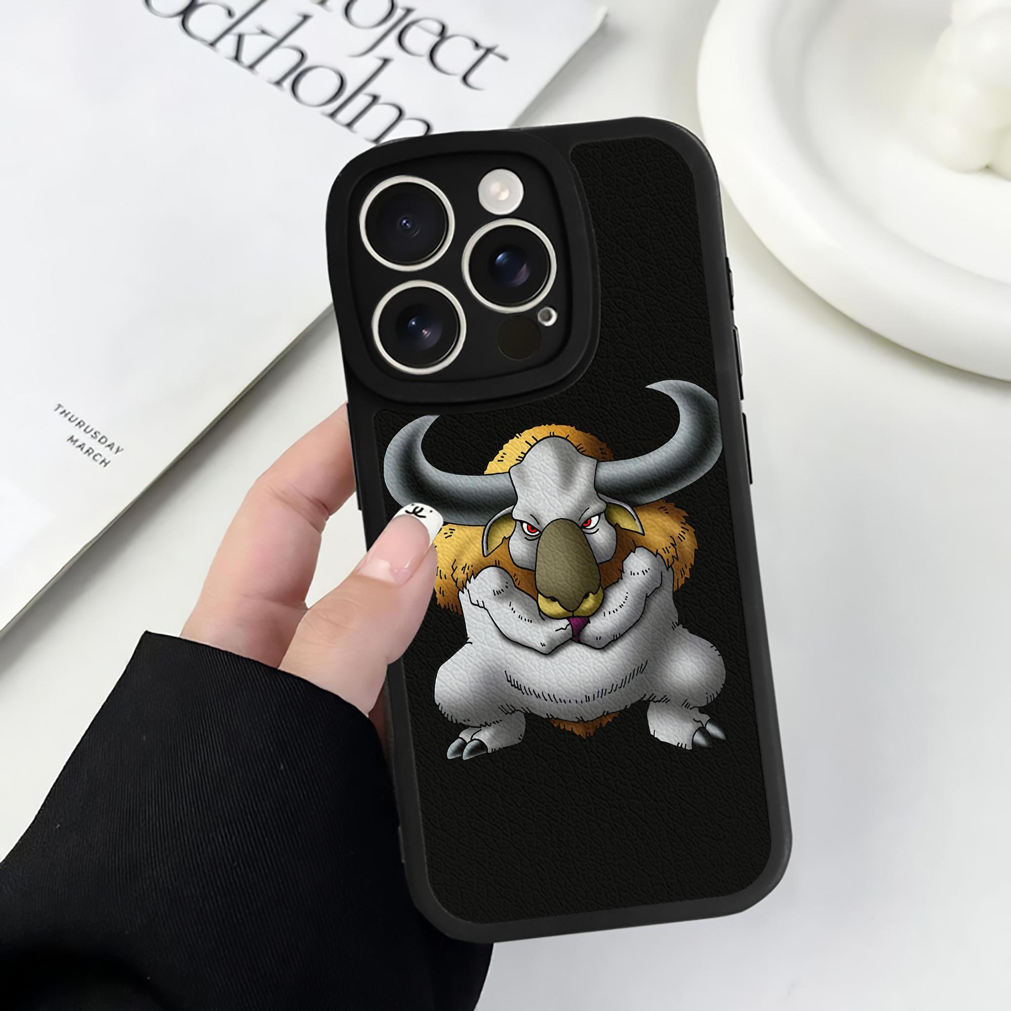 （画像用） ドラゴンクエスト Doragon Kuesuto Dragon Quest 【iPhone 16シリーズ対応】シリコンスマホケース（レザー調） 材質：シリコン